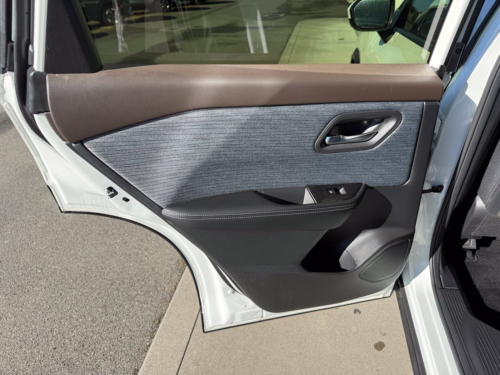 Used 2023 Nissan Rogue SV FWD image 25