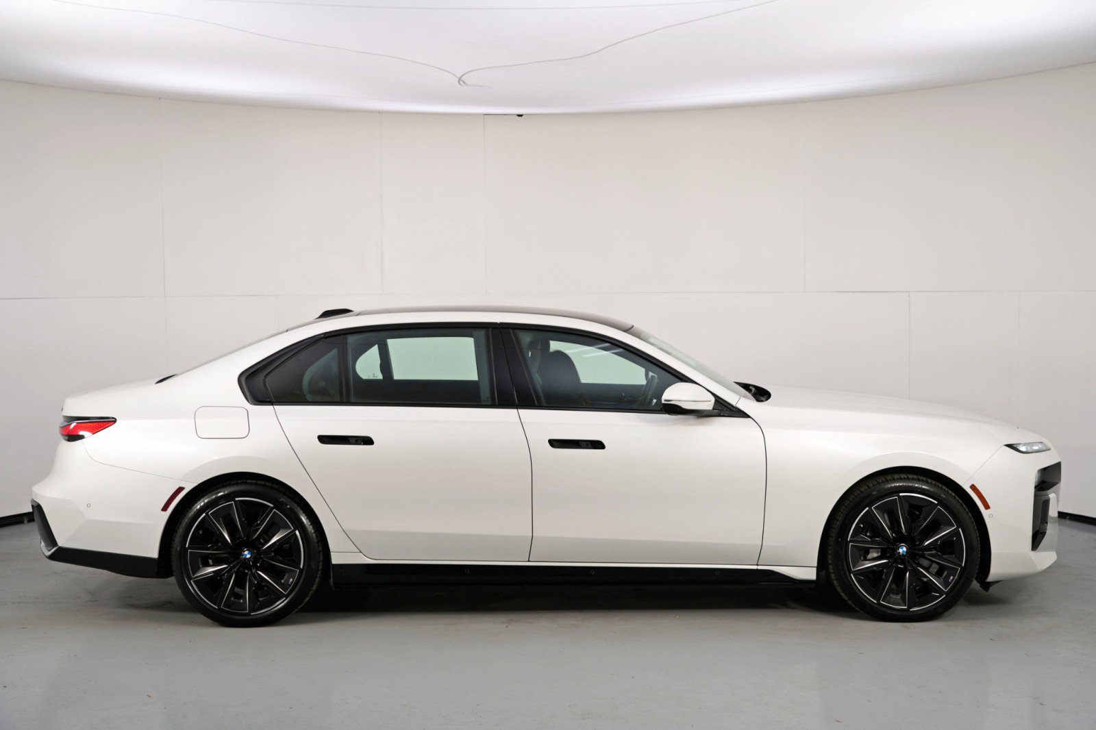 Used 2023 BMW i7 xDrive60 w/ Executive Package 2 image 64