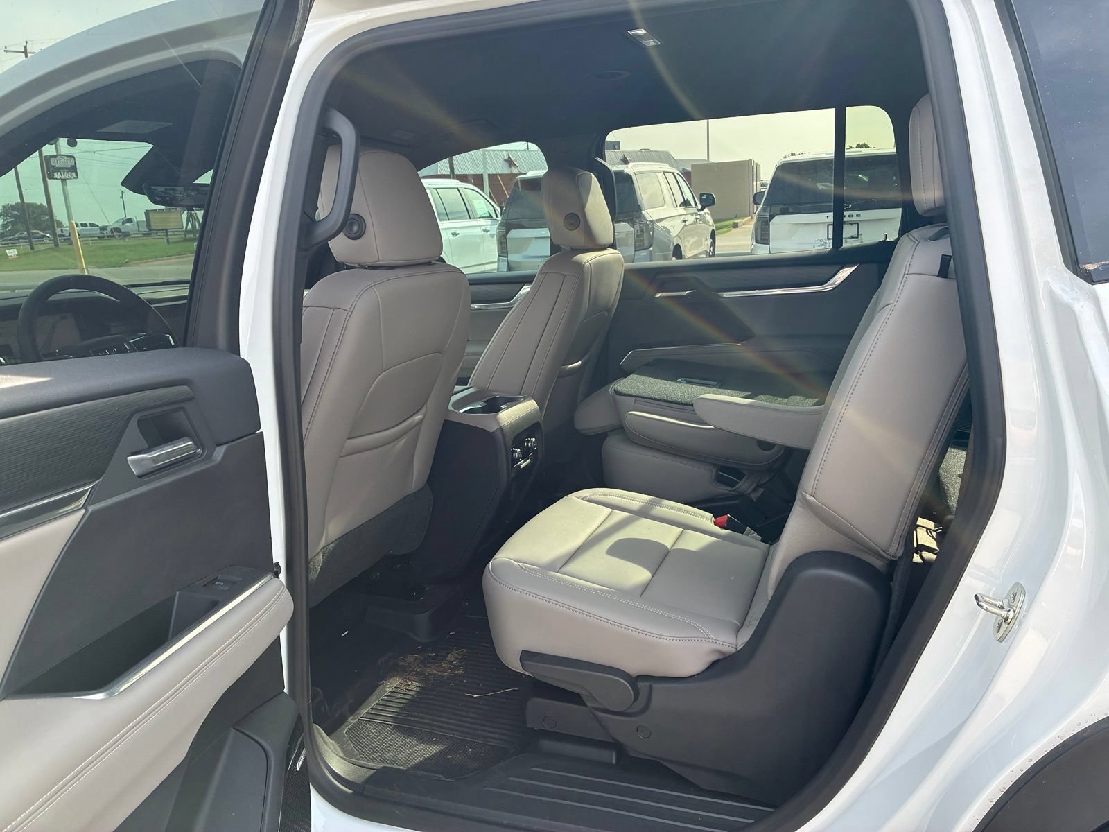 Used 2026 GMC Acadia Elevation w/ Elevation Premium Package FWD image 3
