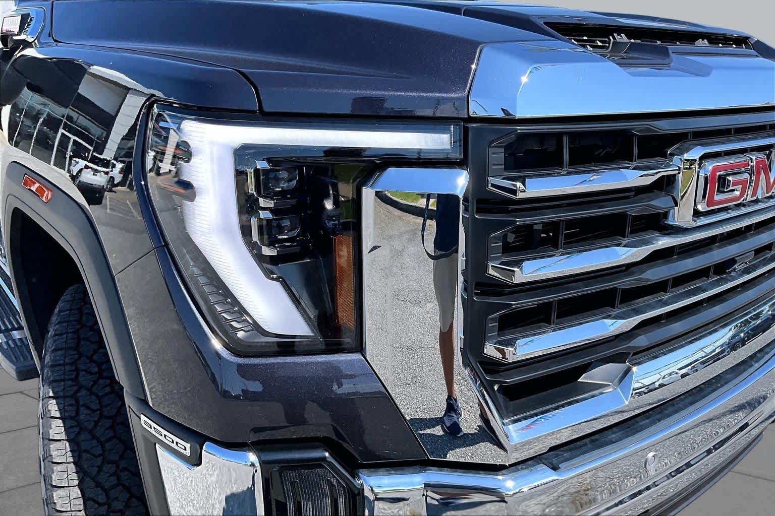 New 2025 GMC Sierra 3500 SLT w/ SLT Premium Package AWD/4WD image 13