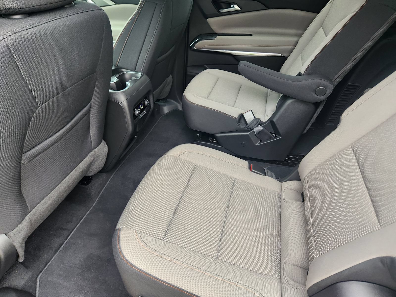 New 2026 Chevrolet Traverse LT w/ Sun and Wheel Package FWD image 24