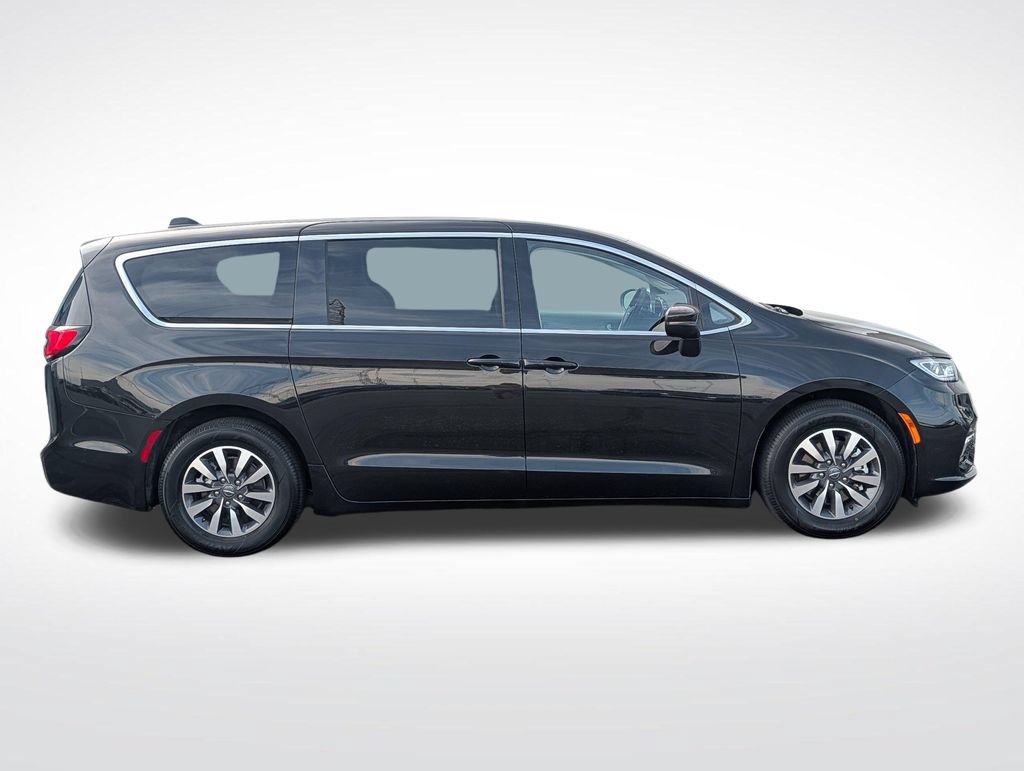 Used 2023 Chrysler Pacifica Touring-L FWD image 2