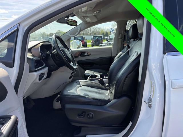 Used 2019 Chrysler Pacifica Touring-L image 3