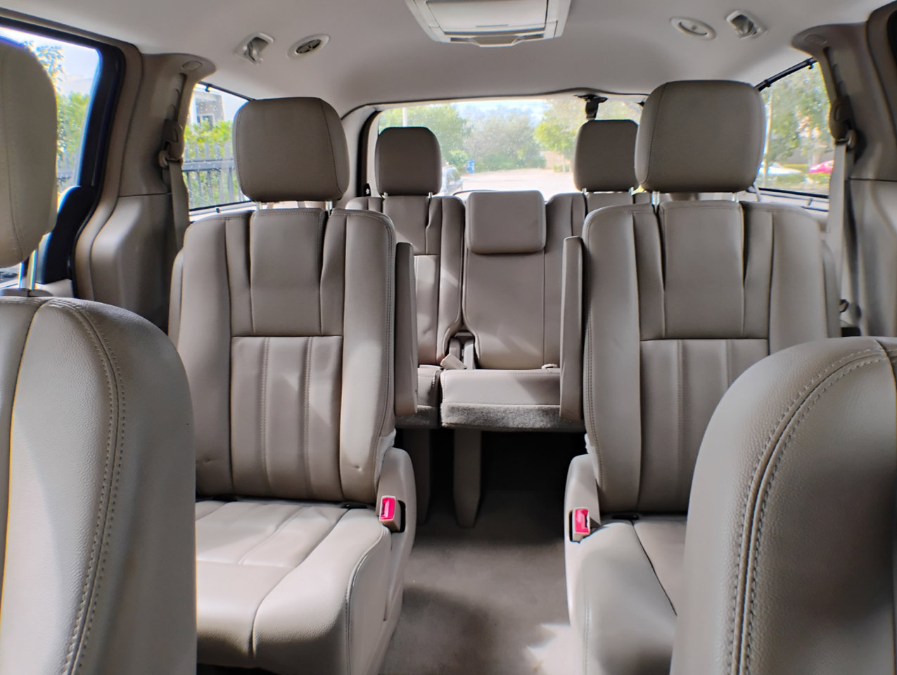 Used 2016 Chrysler Town & Country Touring image 38