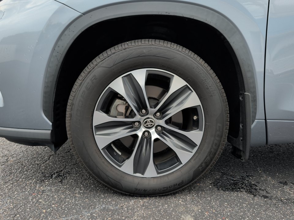 Used 2021 Toyota Highlander XLE AWD/4WD image 31