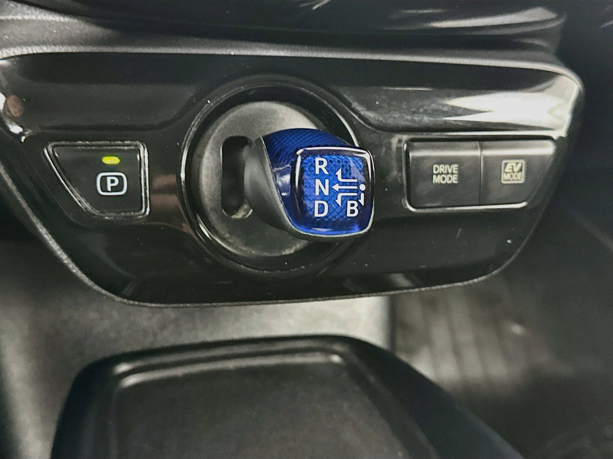 Used 2020 Toyota Prius LE FWD image 23