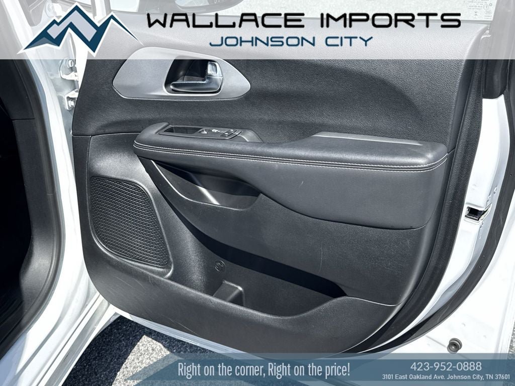 Used 2025 Chrysler Pacifica Limited FWD image 35