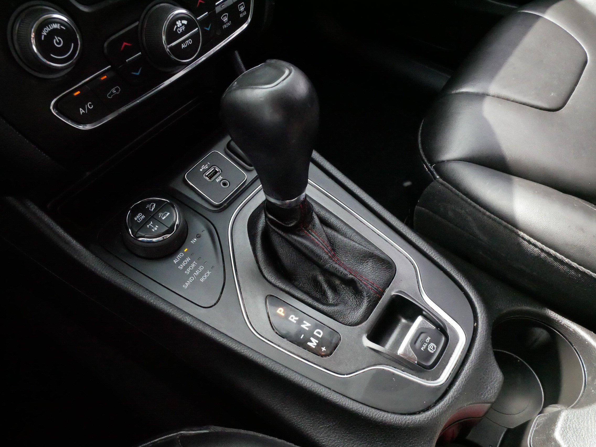 Used 2019 Jeep Cherokee Trailhawk w/ Cold Weather Group image 27