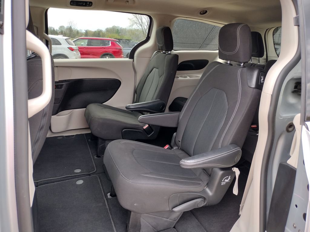 Used 2023 Chrysler Voyager LX FWD image 7