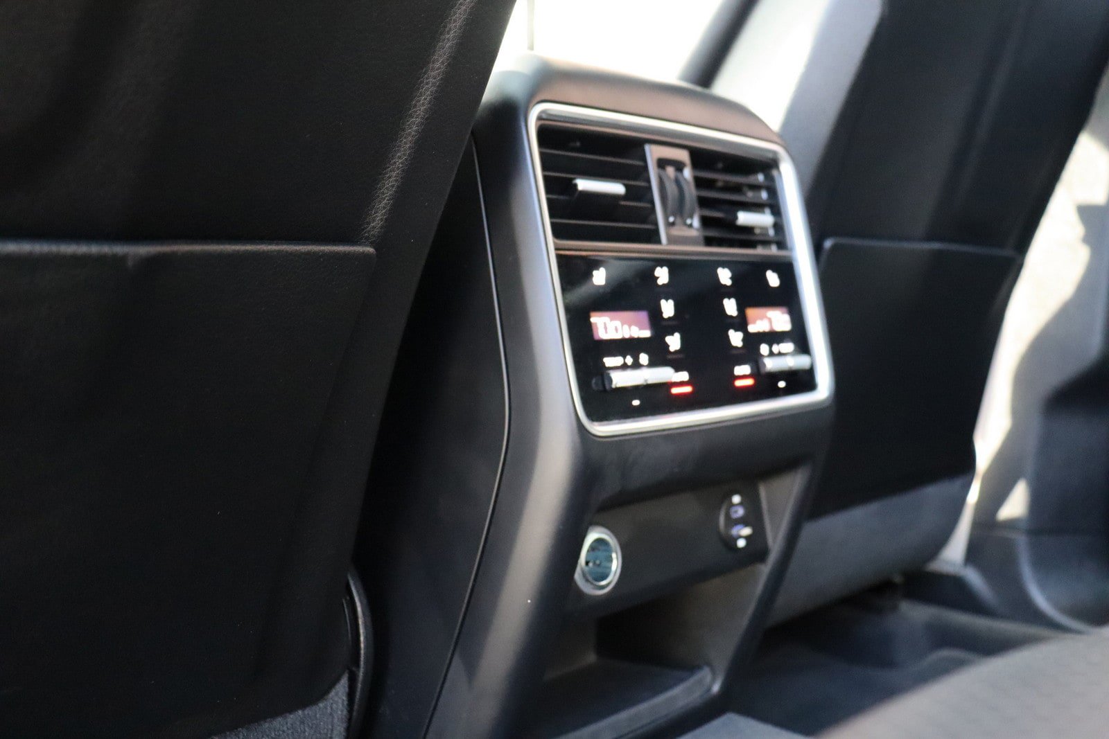Used 2023 Porsche Cayenne Platinum Edition AWD/4WD image 40
