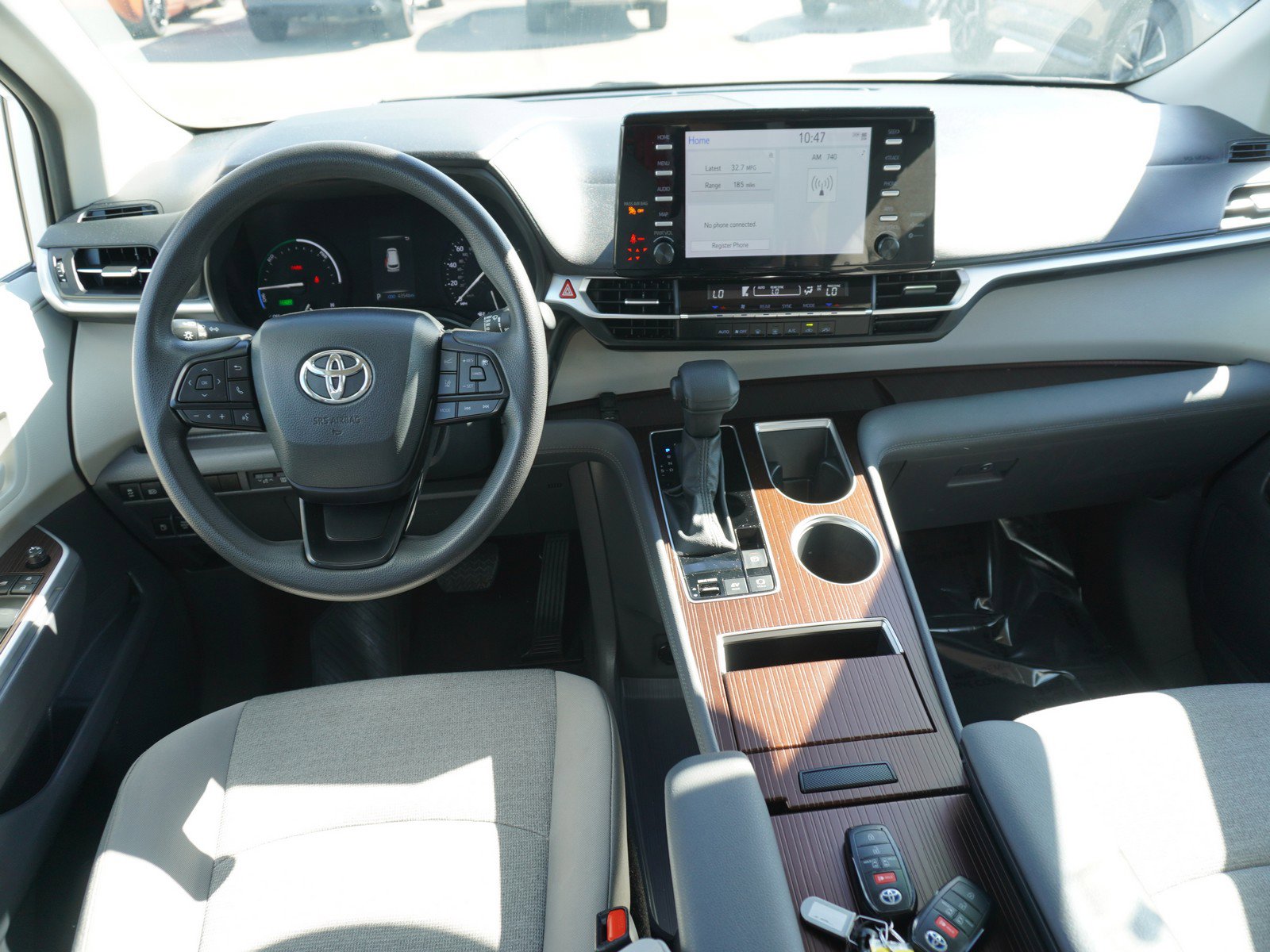 Used 2024 Toyota Sienna LE image 2