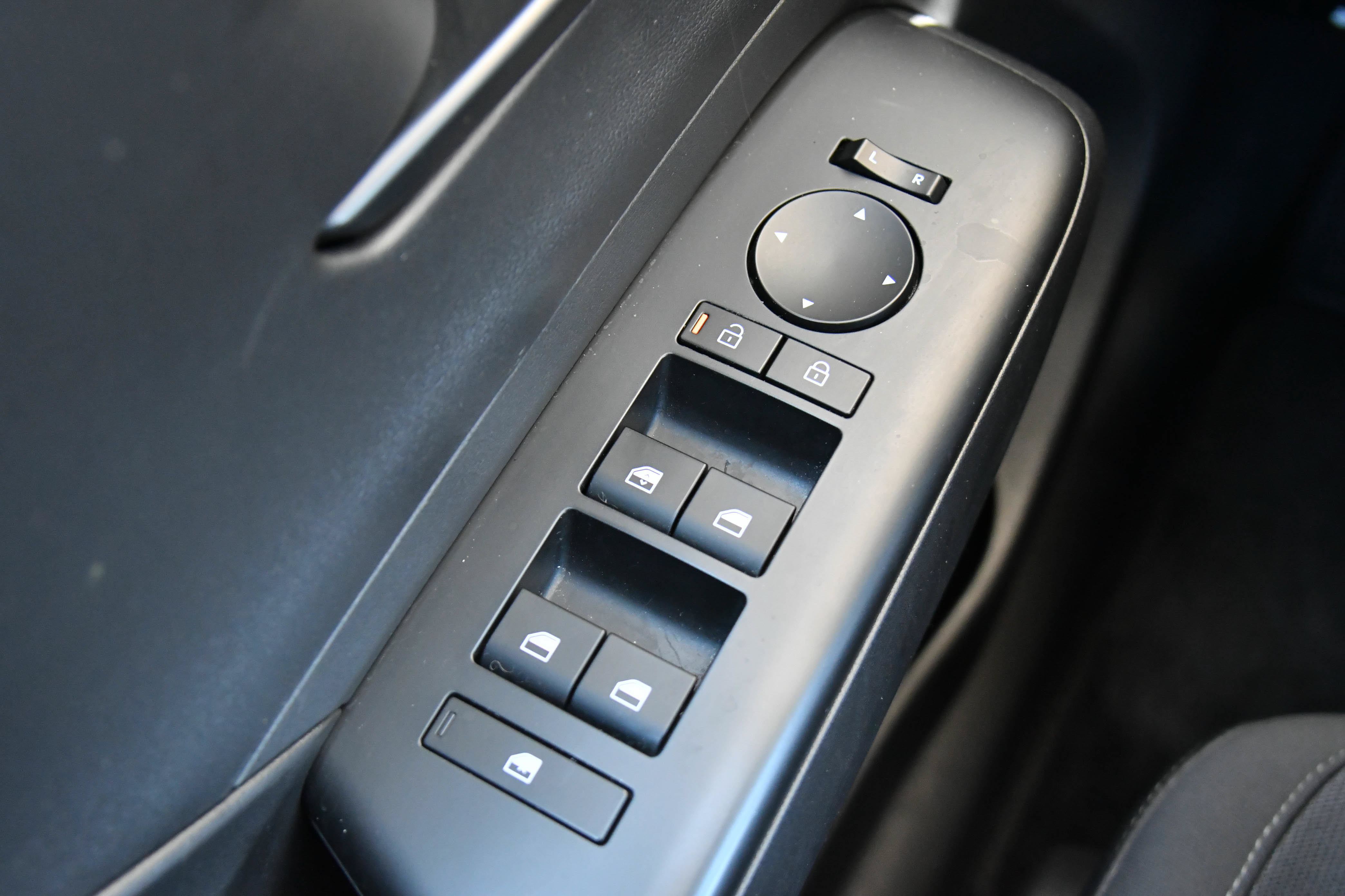 Used 2024 Hyundai Kona SEL FWD image 40