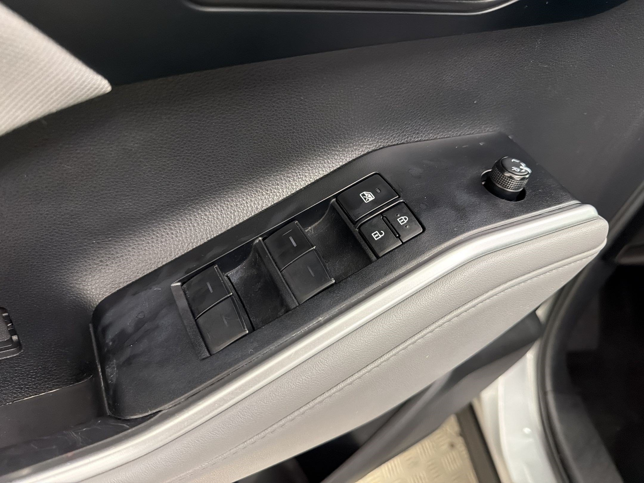 Used 2022 Toyota Highlander L FWD image 12