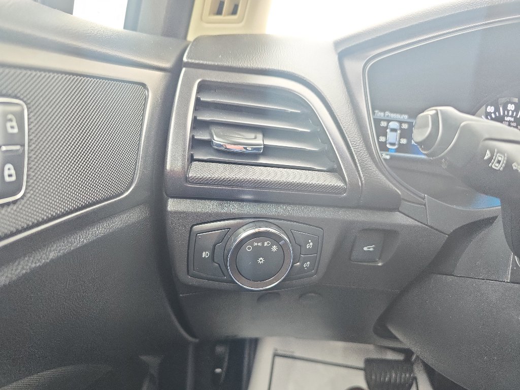 Used 2018 Ford Fusion SE image 19