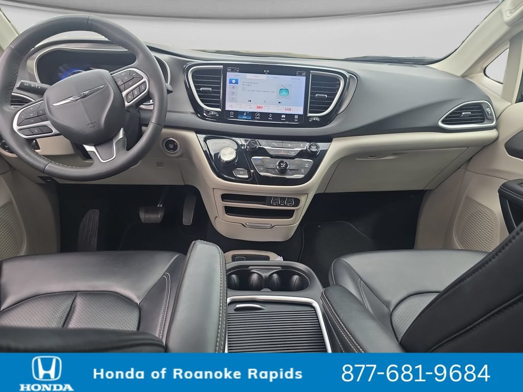 Used 2023 Chrysler Pacifica Touring-L FWD image 12