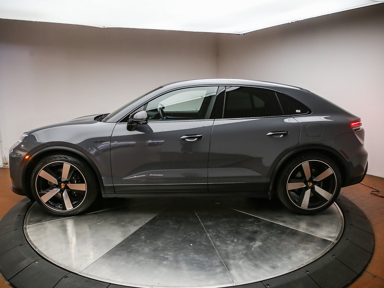 Certified 2025 Porsche Macan 4S Electric AWD/4WD image 2