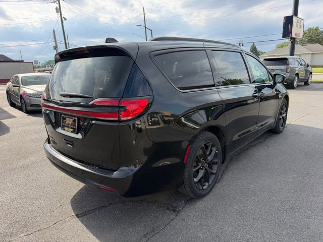 Used 2023 Chrysler Pacifica Touring-L w/ S Appearance Package FWD image 4