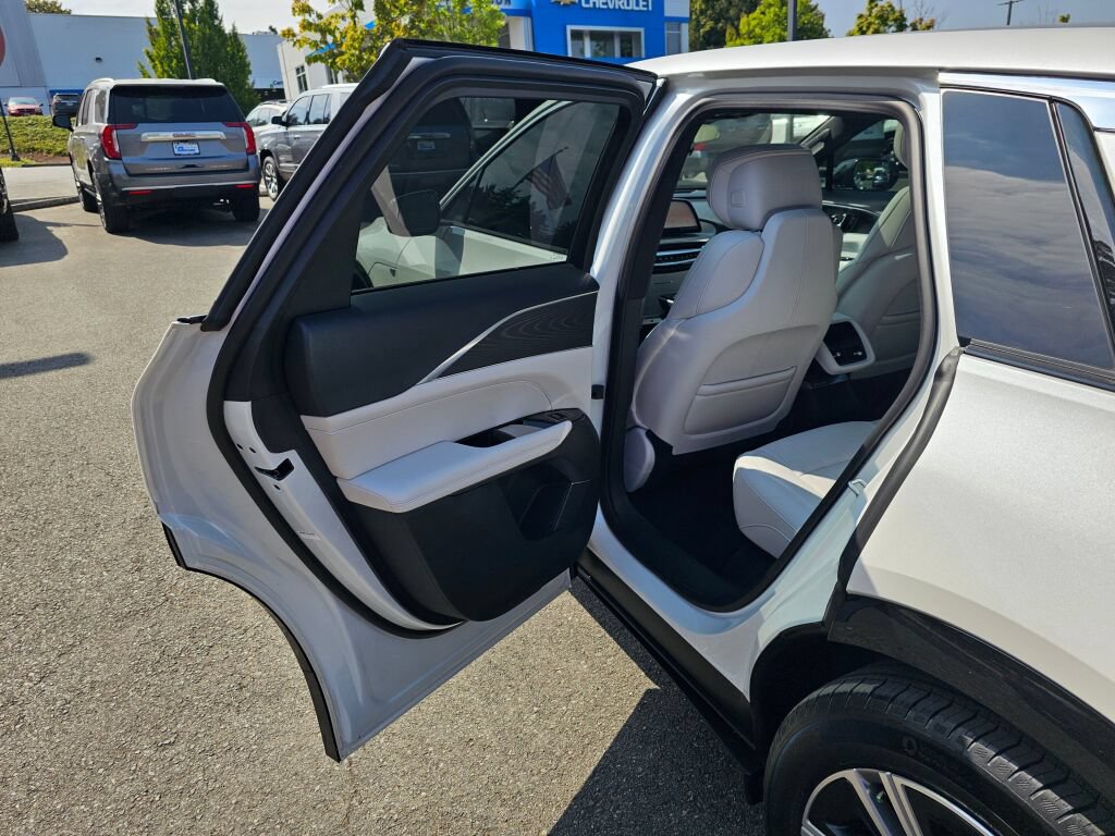 Used 2024 Cadillac Lyriq Luxury AWD/4WD image 23