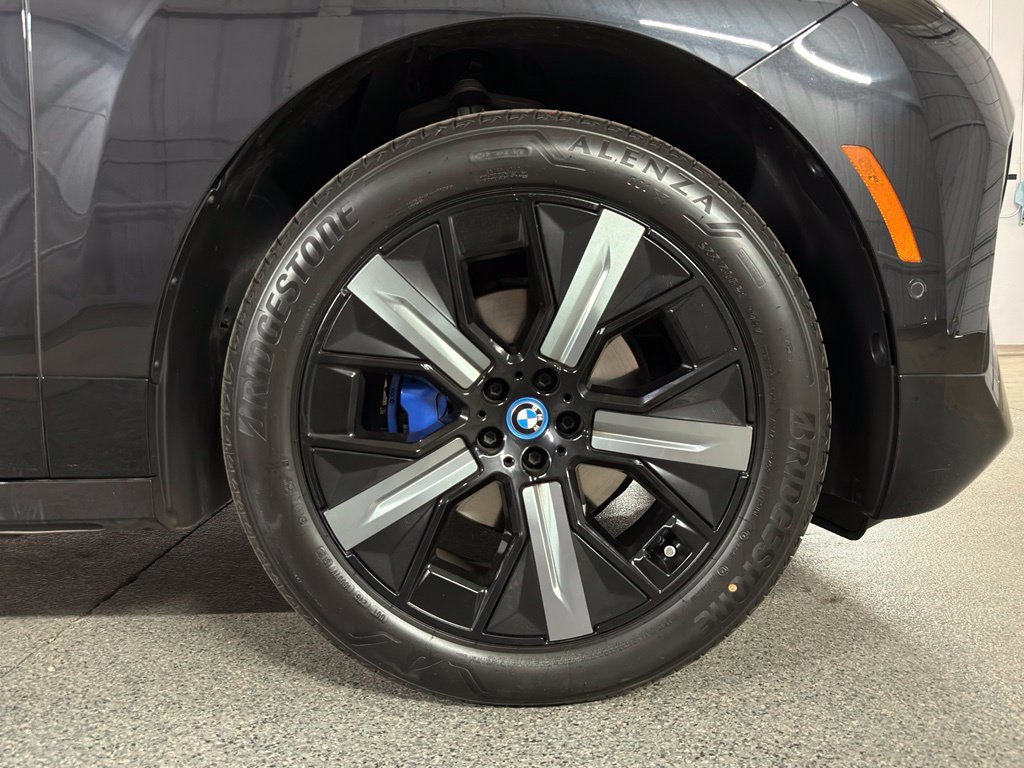 Used 2023 BMW iX xDrive50 w/ Sport Package AWD/4WD image 6