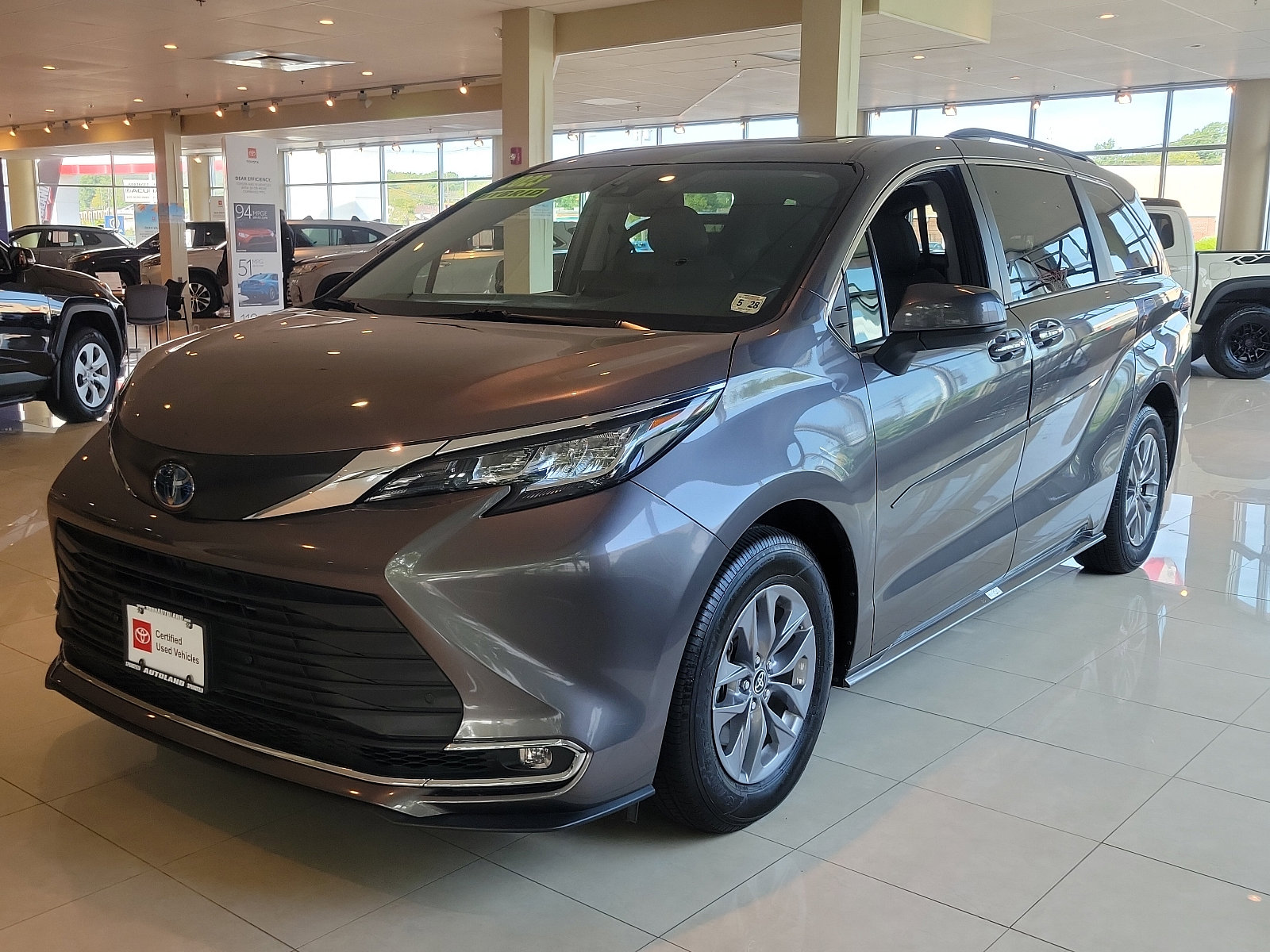 Certified 2023 Toyota Sienna XLE image 3