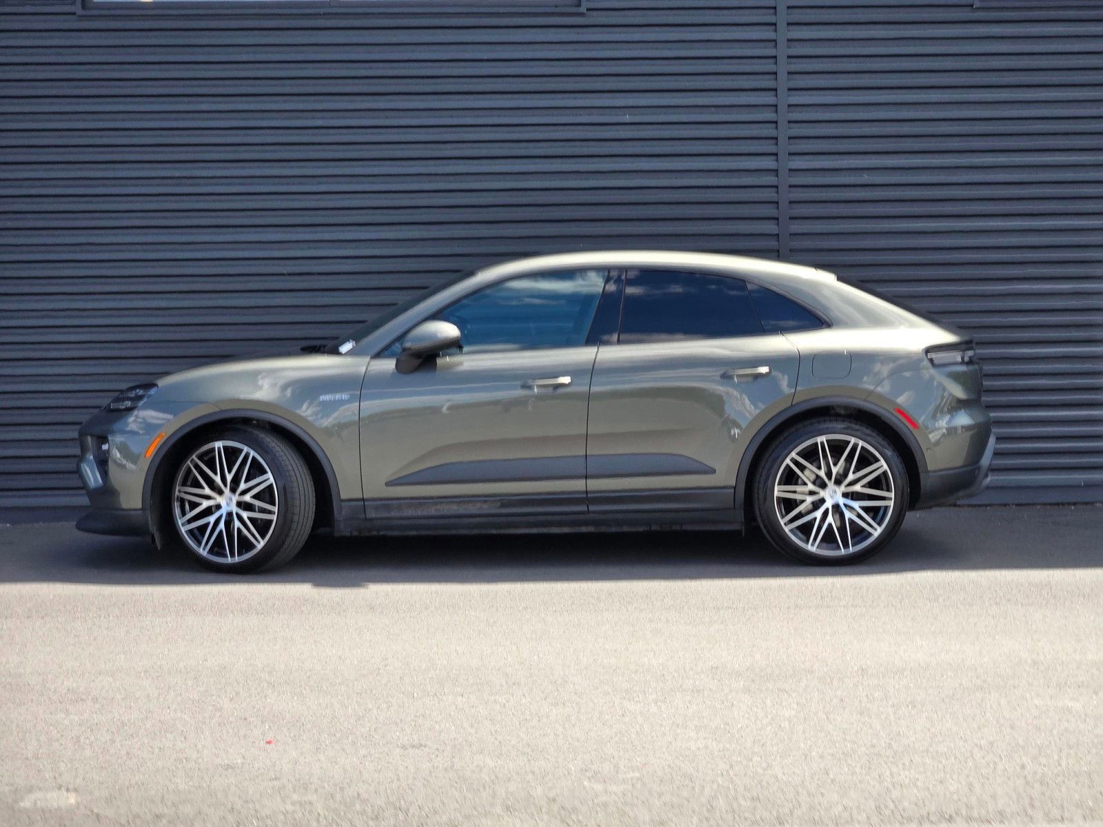 Certified 2025 Porsche Macan 4 Electric AWD/4WD image 2