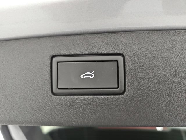 Used 2025 Volkswagen Tiguan SE AWD/4WD image 31