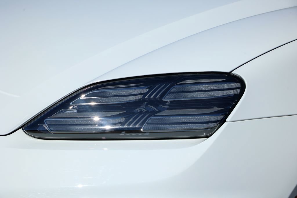 Certified 2025 Porsche Macan 4 Electric image 15