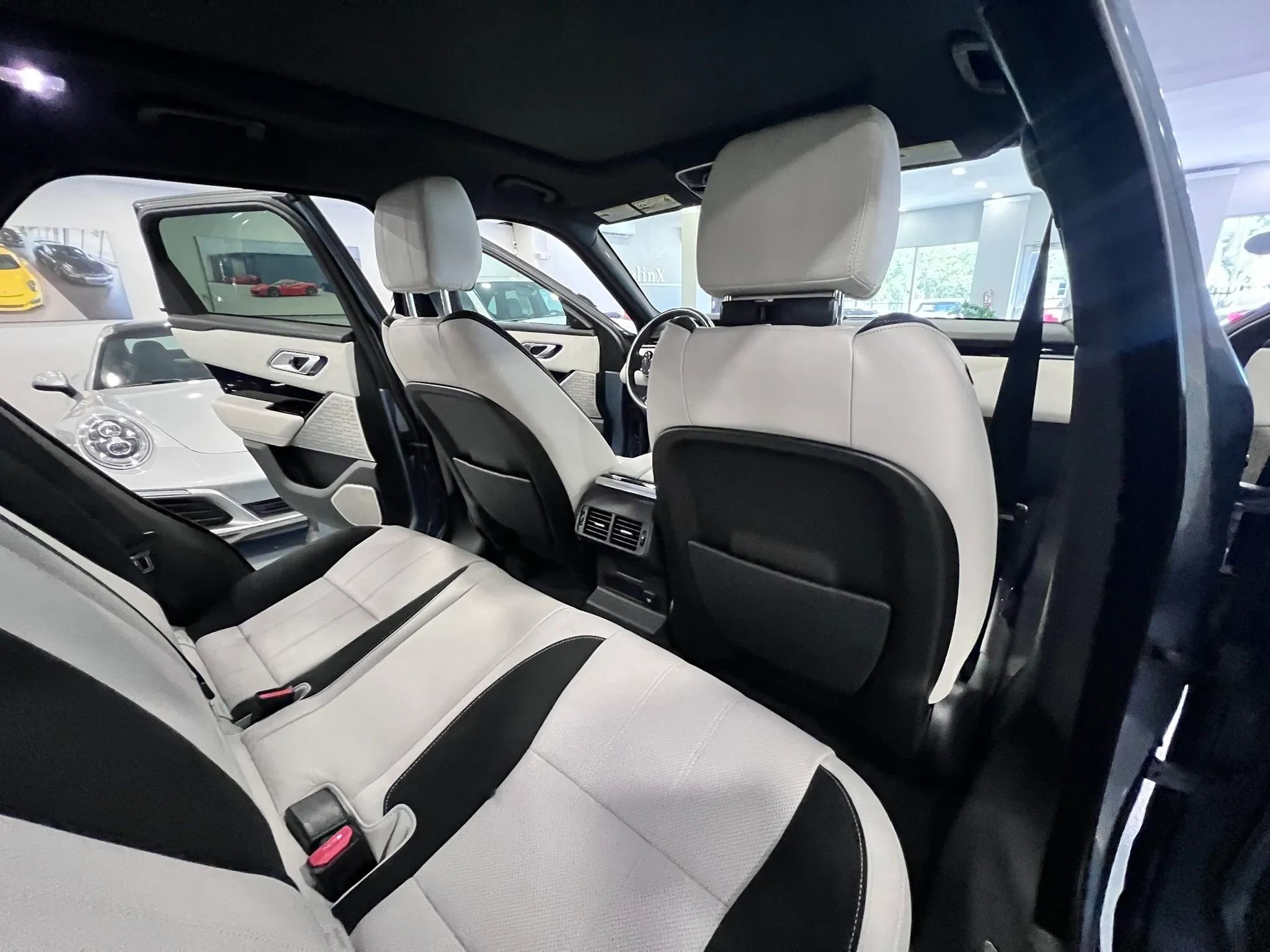 Used 2019 Land Rover Range Rover Velar R-Dynamic SE AWD/4WD image 20