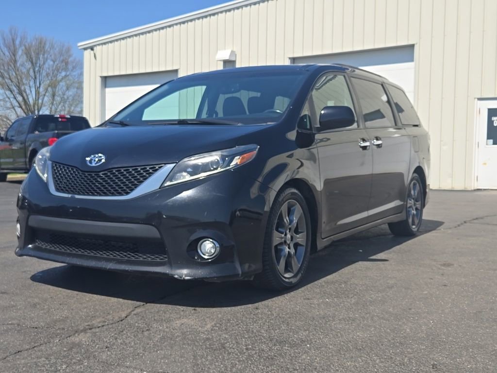 Used 2016 Toyota Sienna SE image 3