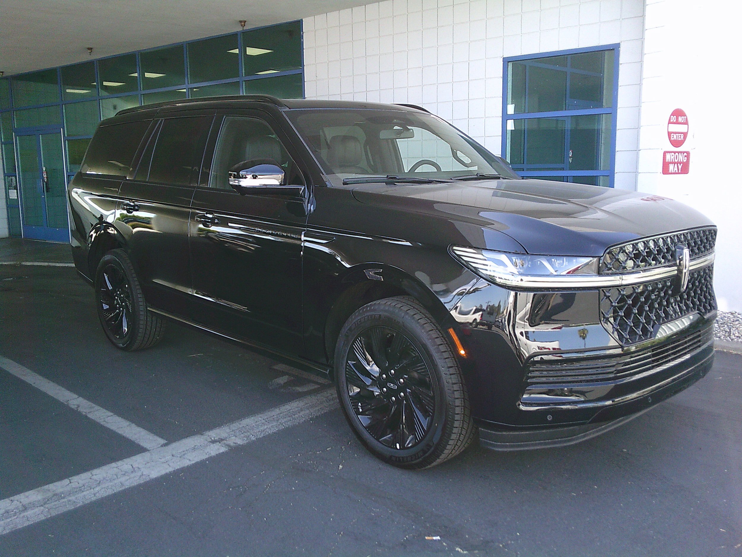 Used 2026 Lincoln Navigator Reserve w/ Jet Appearance Package AWD/4WD image 1