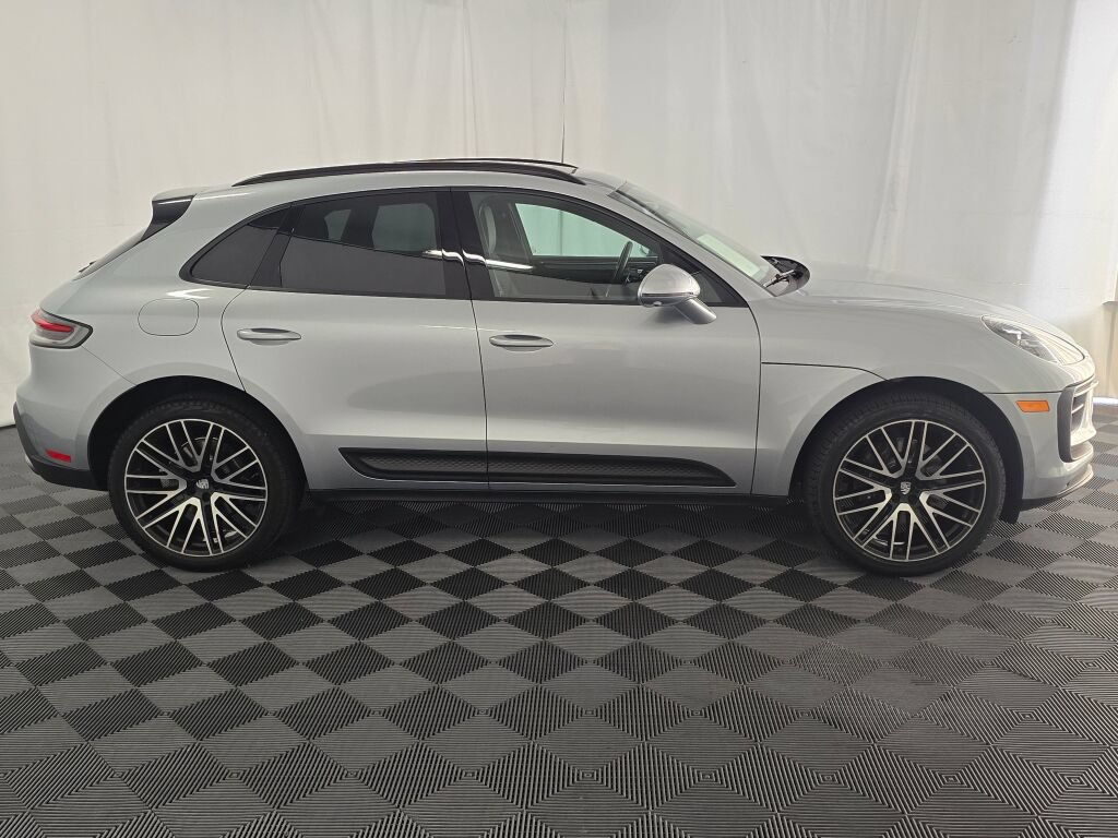 Certified 2024 Porsche Macan AWD/4WD image 9