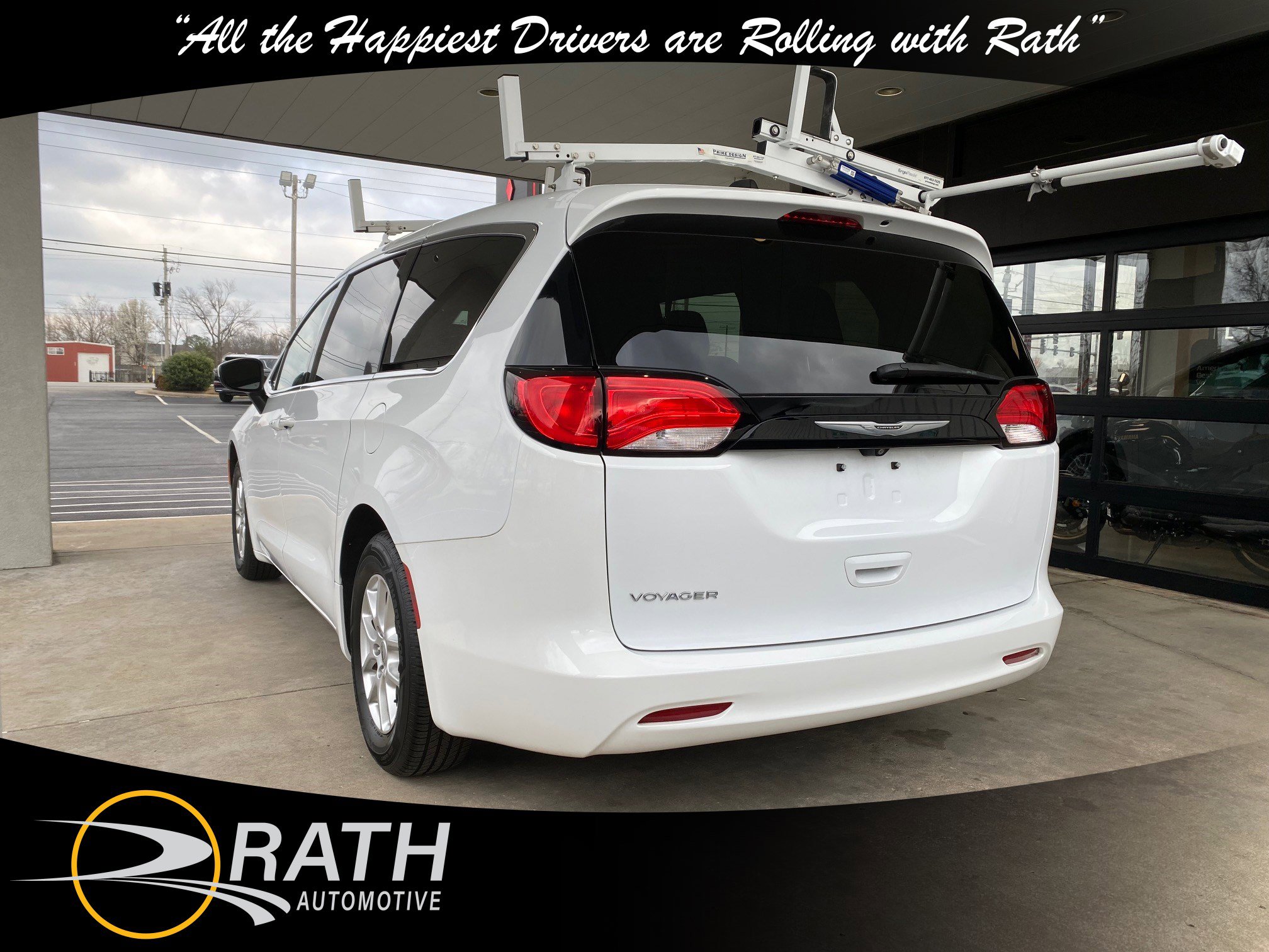 Used 2022 Chrysler Voyager LX image 9