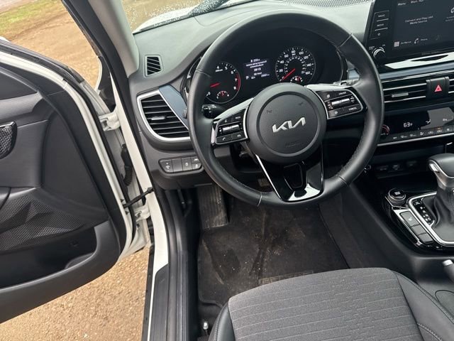 Used 2023 Kia Seltos S image 16