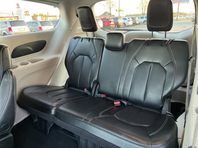 Used 2023 Chrysler Pacifica Touring-L image 14