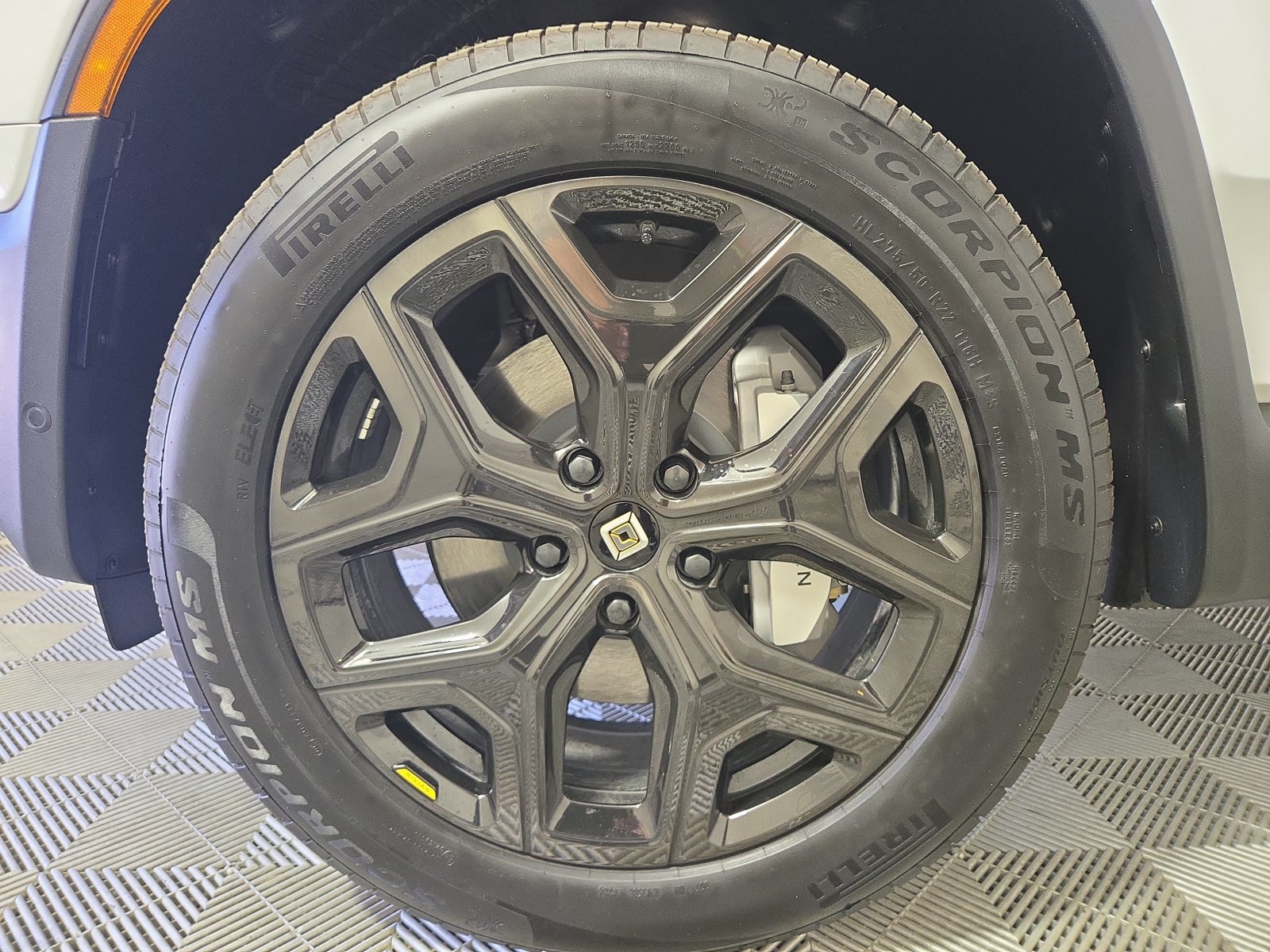Used 2025 Rivian R1T Adventure Dual AWD/4WD image 9