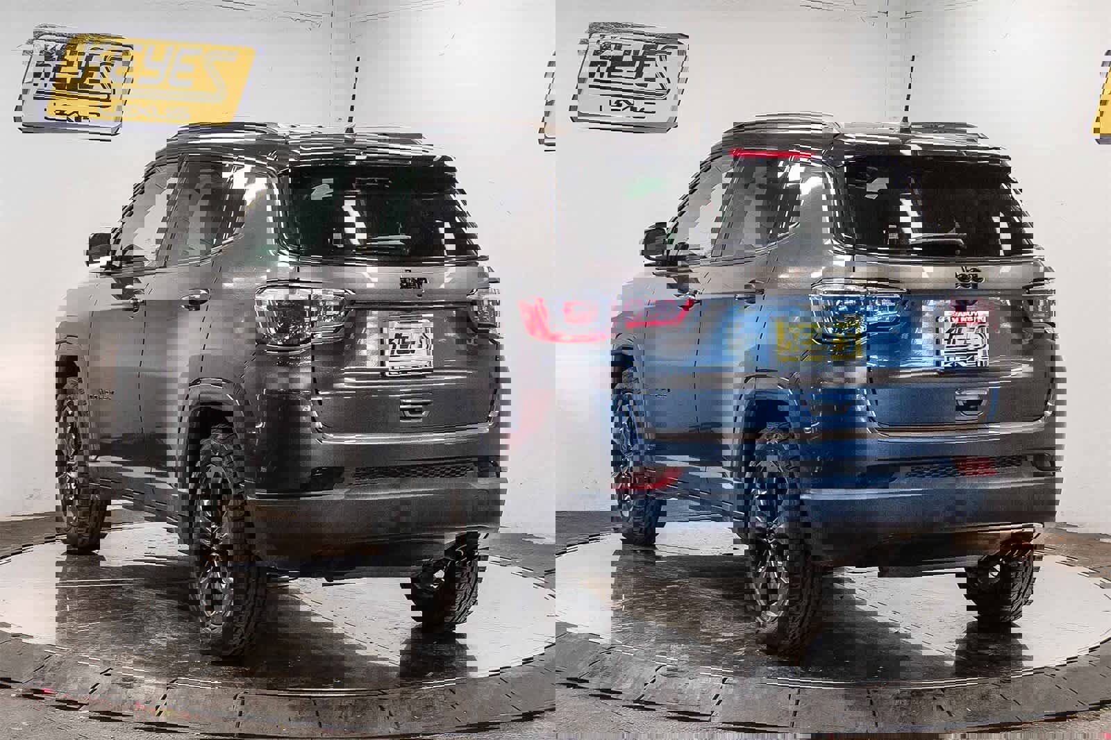 Used 2020 Jeep Compass Latitude image 2