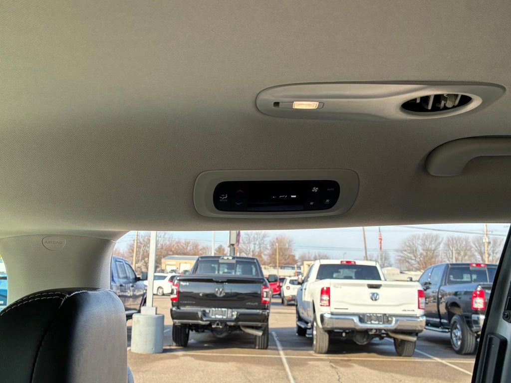 Used 2024 Chrysler Pacifica Touring-L image 14