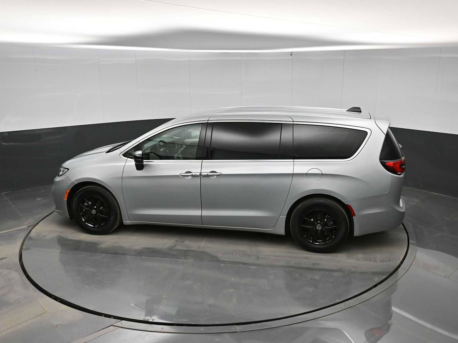 Used 2024 Chrysler Pacifica Touring-L image 26