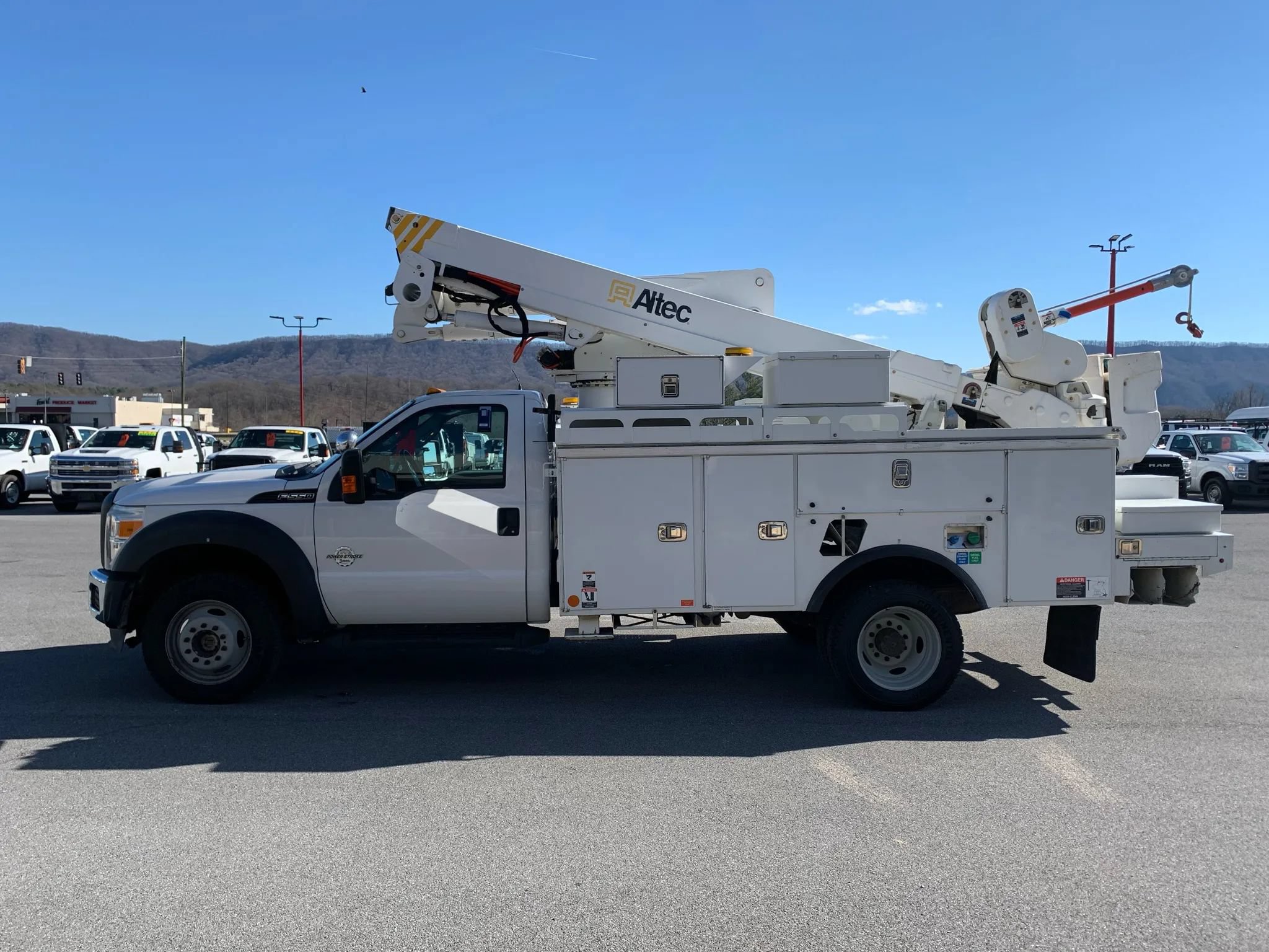 Used 2016 Ford F550 4x4 Regular Cab Super Duty image 5
