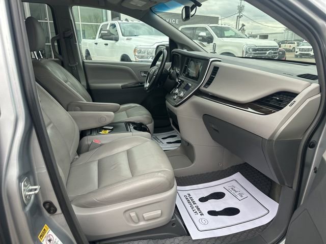 Used 2015 Toyota Sienna XLE w/ XLE Navigation Package FWD image 8