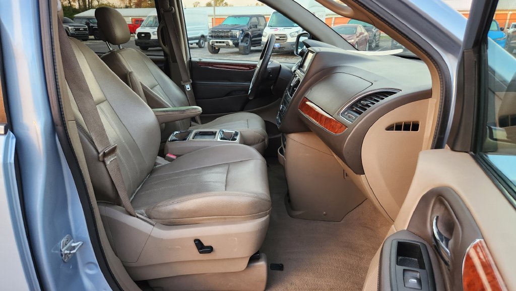 Used 2012 Chrysler Town & Country Touring-L w/ Entertainment Group #2 FWD image 38