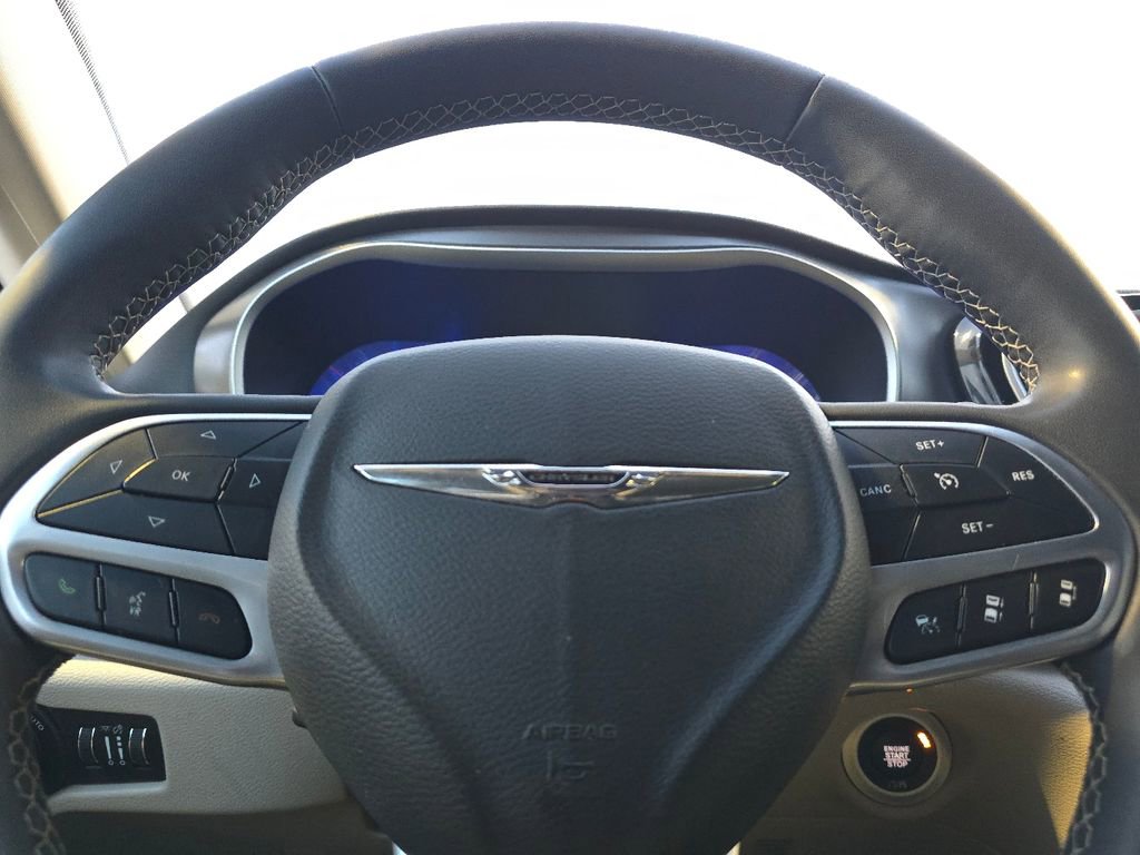Used 2022 Chrysler Pacifica Touring-L image 26