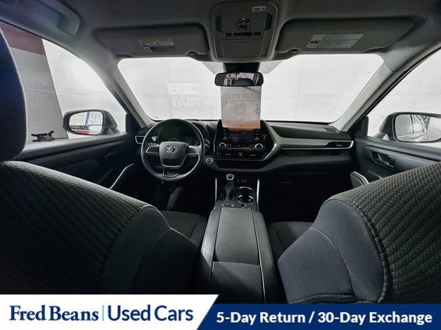 Used 2022 Toyota Highlander LE AWD/4WD image 29