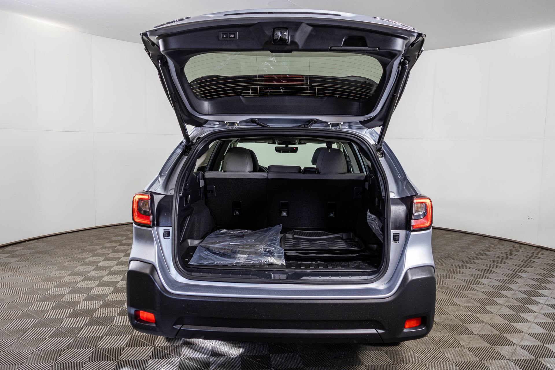 Used 2025 Subaru Outback Premium image 38