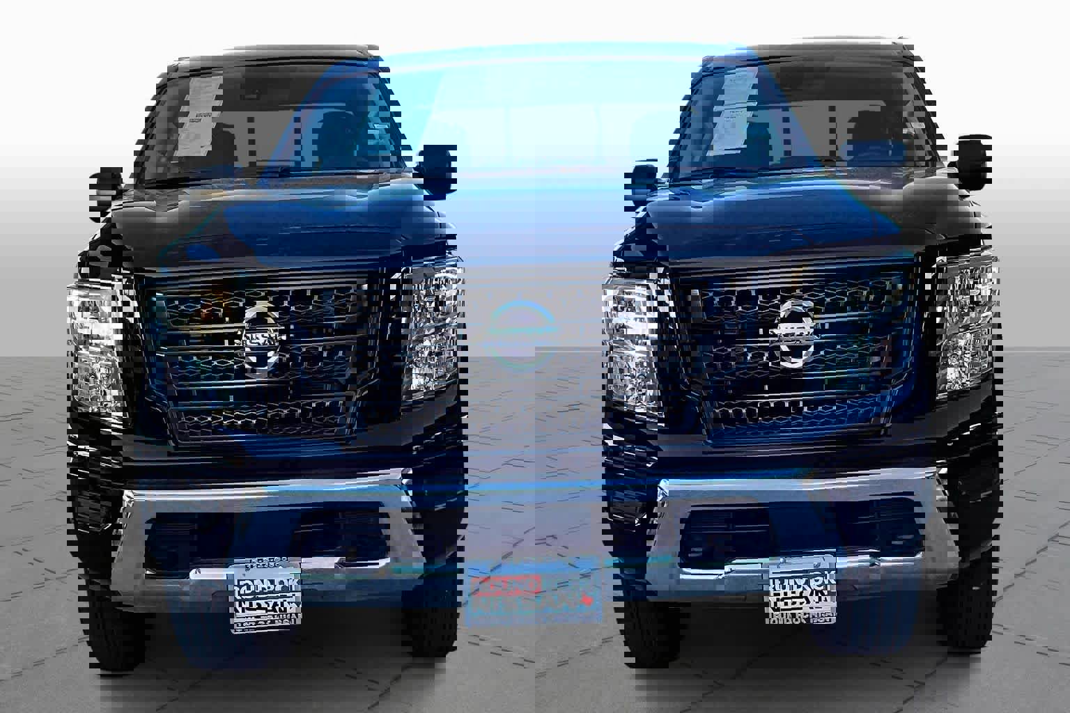 Used 2022 Nissan Titan SV image 3