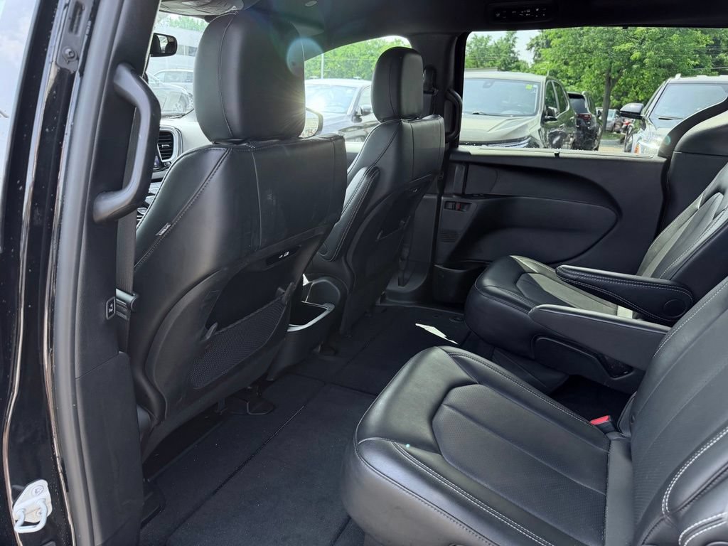 Certified 2025 Chrysler Pacifica Select FWD image 23