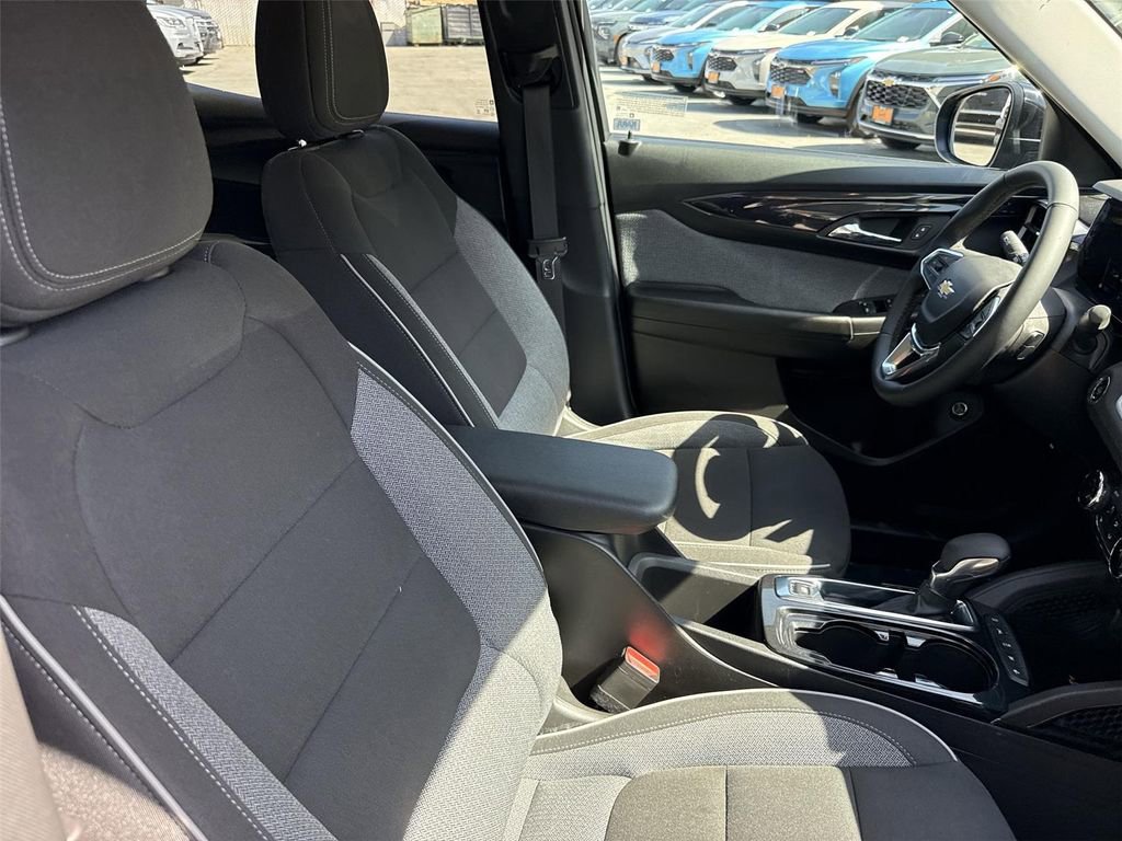 Used 2025 Chevrolet TrailBlazer LT w/ Convenience Package FWD image 23