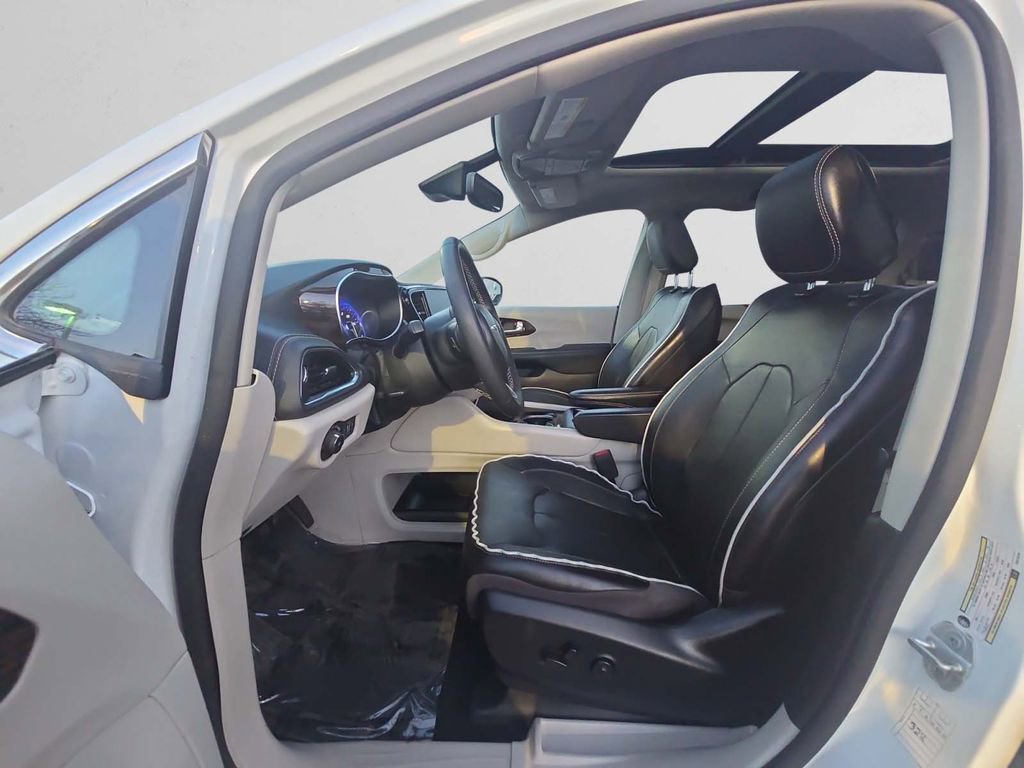 Used 2023 Chrysler Pacifica Limited image 10