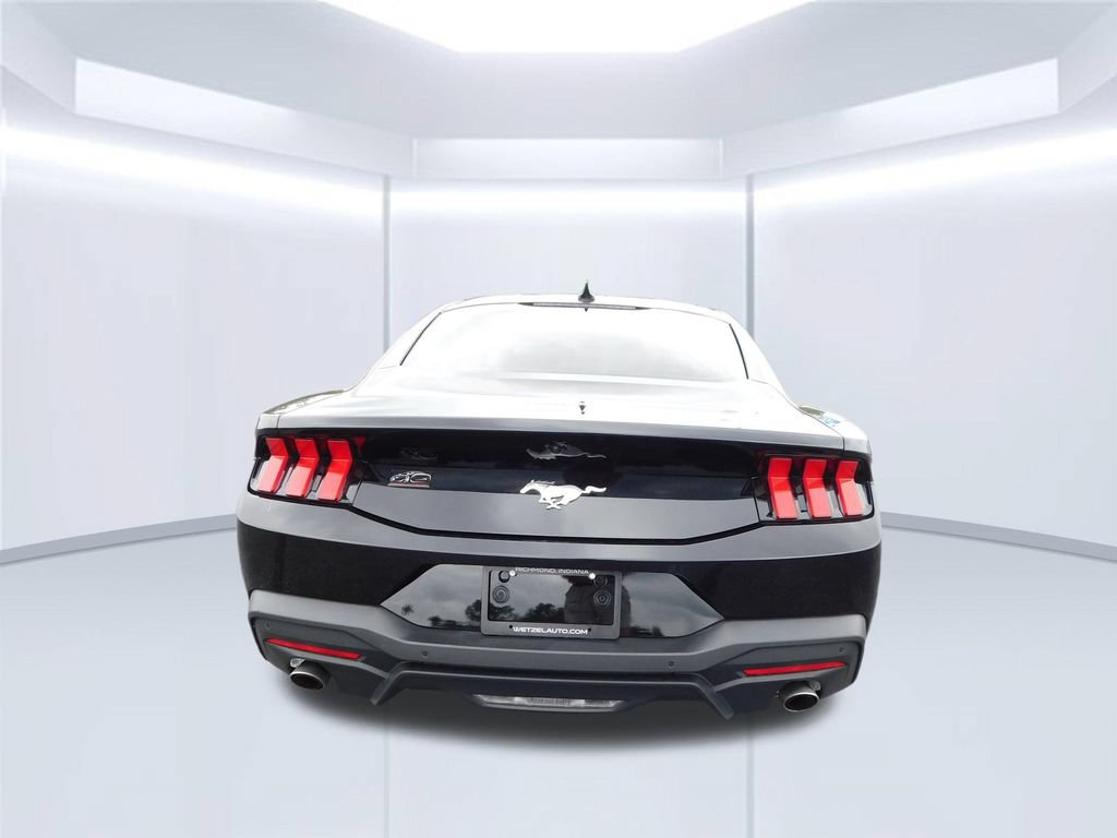 Used 2025 Ford Mustang Coupe RWD image 4