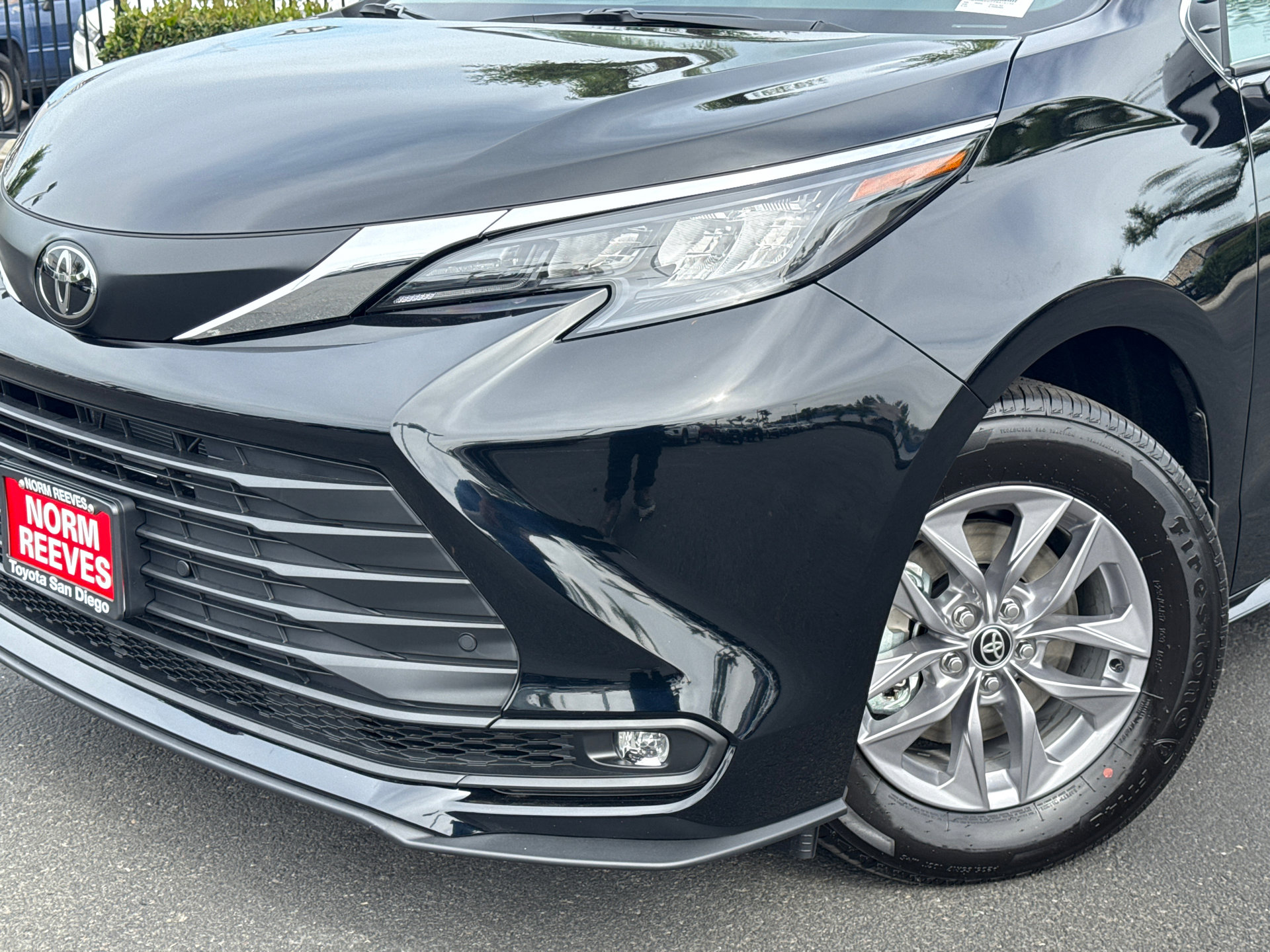 Used 2026 Toyota Sienna XLE FWD image 3